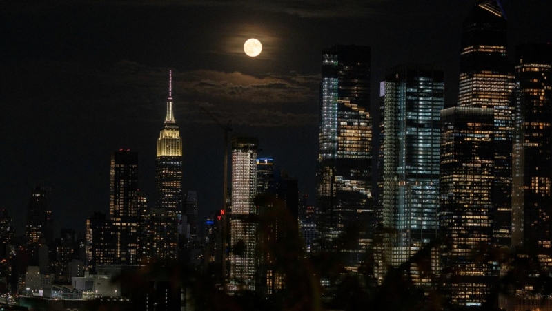 (13/7/2022) La superluna vista desde Nueva York el 13 de julio de 2022.