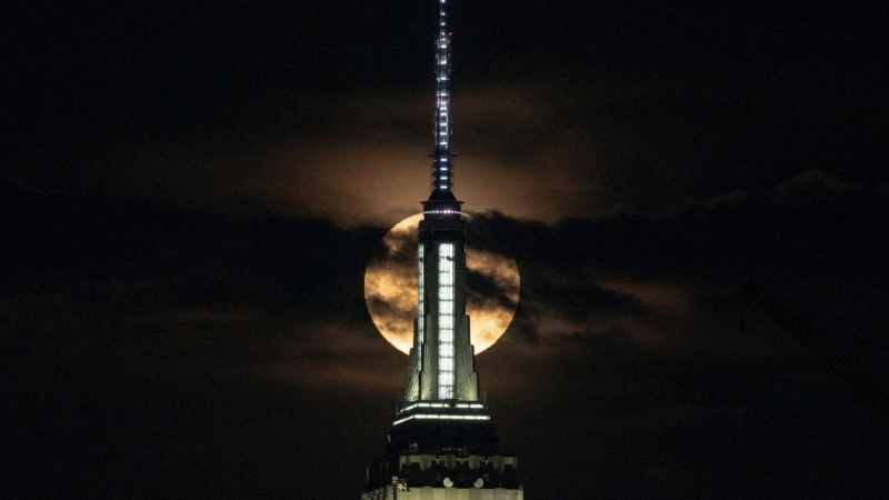 (13/7/2022) La superluna de ciervo en la cima del Empire State, el 13 de julio de 2022.