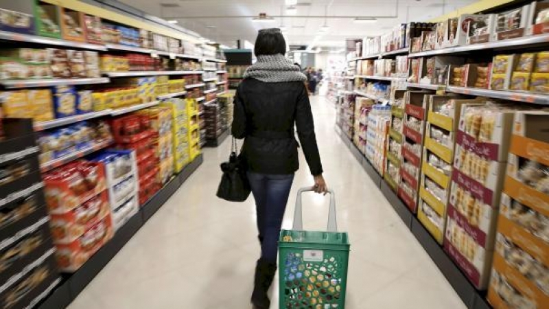 Una mujer camina por los pasillos del supermercado.- EFE