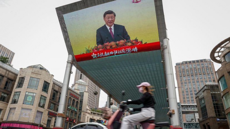 Una pantalla muestra al presidente chino, Xi Jinping, el día del juramento del nuevo jefe ejecutivo de Hong Kong en Beijing, China.- EFE