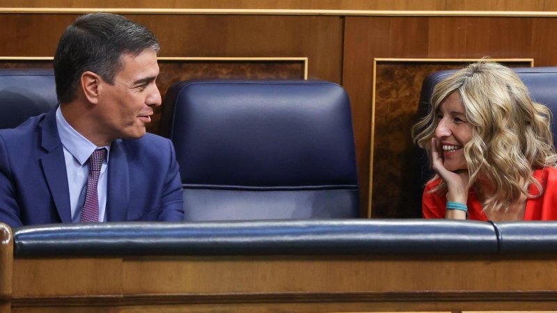 El presidente del Gobierno, Pedro Sánchez conversa con la vicepresidenta segunda, Yolanda Díaz durante el Debate sobre el estado de la Nación este jueves 14 de julio de 2022 en el Congreso.