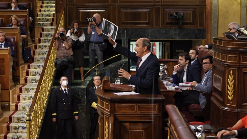 El diputado de Vox, Francisco José Contreras, muestra una fotografía de Calvo Sotelo en un pleno extraordinario en el Congreso de los Diputados, a 13 de julio de 2022, en Madrid (España).