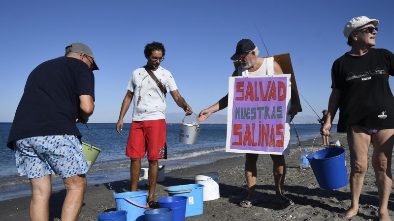 09/07/2022-Varios voluntarios llevan este sábado 9 de julio agua de mar a Las Salinas del Cabo de Gata en la playa de La Fabriquilla (Almería), con motivo de la pérdida de la lámina de agua que permitía el paso de migración de distintas especies, como los