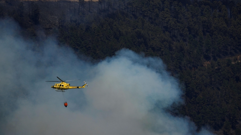 Un helicóptero de extinción de incendios trabaja para contener un incendio forestal durante la segunda ola de calor del año en las inmediaciones de Riomalo de Arriba Un helicóptero de extinción de incendios trabaja para contener un incendio forestal duran