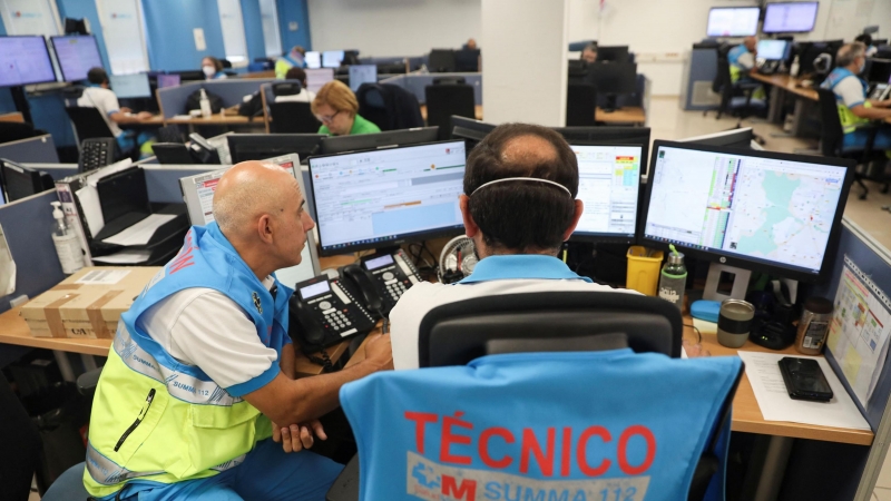 Las personas trabajan en el centro de llamadas del Servicio de Emergencias Médicas de la Comunidad de Madrid (SUMMA) durante la segunda ola de calor del año, en Madrid, España, el 14 de julio de 2022.