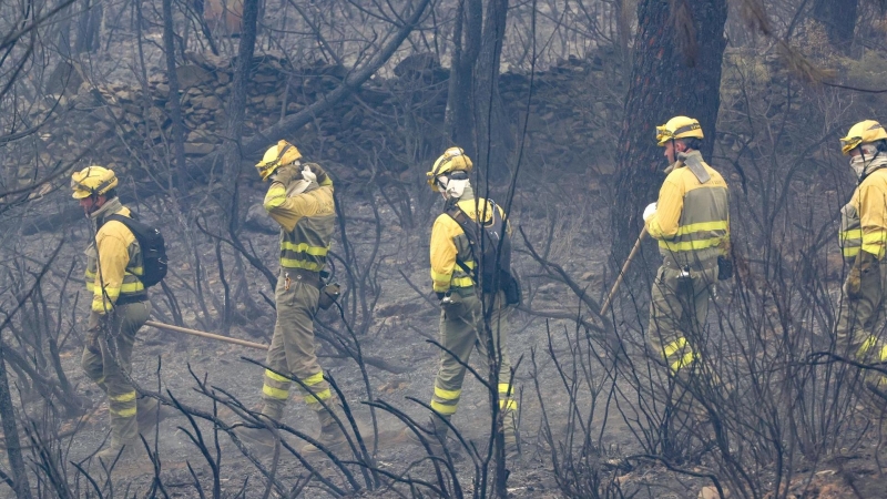 14/07/2022-Efectivos del cuerpo de bomberos trabajan en las labores de extinción del incendio declarado en el término de Monsagro, al suroeste de Salamanca, que desde la tarde del lunes ha quemado más de 1.000 hectáreas.