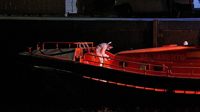 Una persona de Salvamento marítimo en una lancha en el Puerto de Gran Tarajal, a 2 de febrero de 2022, en Fuerteventura.