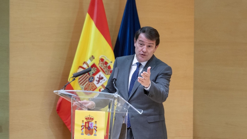 El presidente de la Junta de Castilla y León, Alfonso Fernández Mañueco, interviene durante la firma del acuerdo entre los comités de empresa de las fábricas del grupo Cerealto Siro en Castilla y León y los representantes de Davidson Kempner y Afendis, en