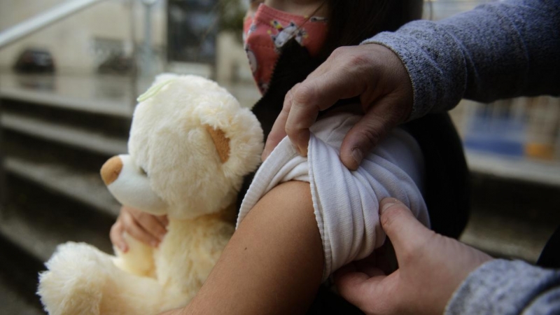 Una niña se prepara para ser vacunada, el día en el que han reanudado el proceso de vacunación infantil, en el recinto ferial de Expourense, a 4 de enero de 2022, en Ourense.