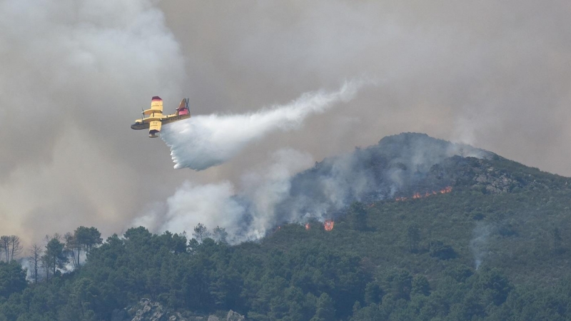 Un hidroavión anfibio contra incendios echa agua sobre la vegetación en la comarca de Las Hurdes, a 14 de julio de 2022, en Cáceres, Extremadura, (España).