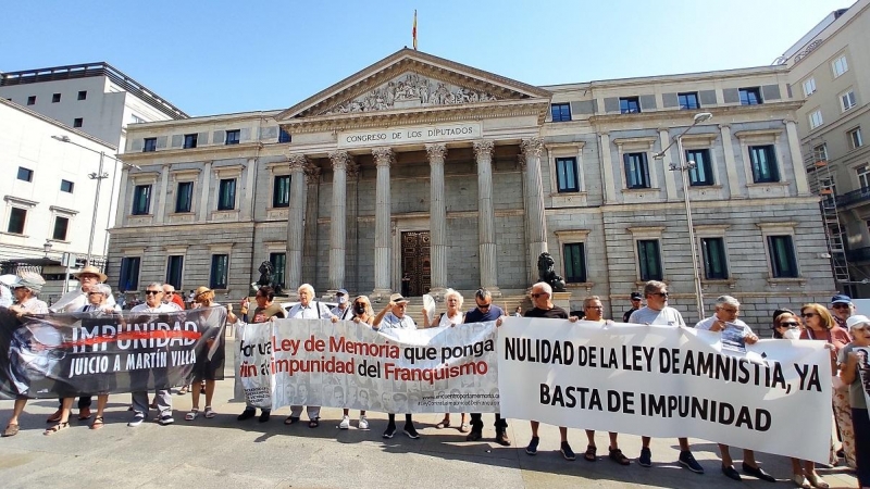 14/07/2022 Miembros de la Plataforma contra la impunidad del franquismo, concentrados frente al Congreso de los Diputados el día que se aprobó la Ley de Memoria Democrática