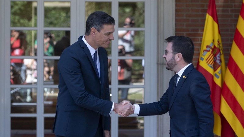 El presidente del Gobierno, Pedro Sánchez (i), y el de la Generalitat, Pere Aragonés, a su llegada a una reunión, en La Moncloa, a 15 de julio de 2022