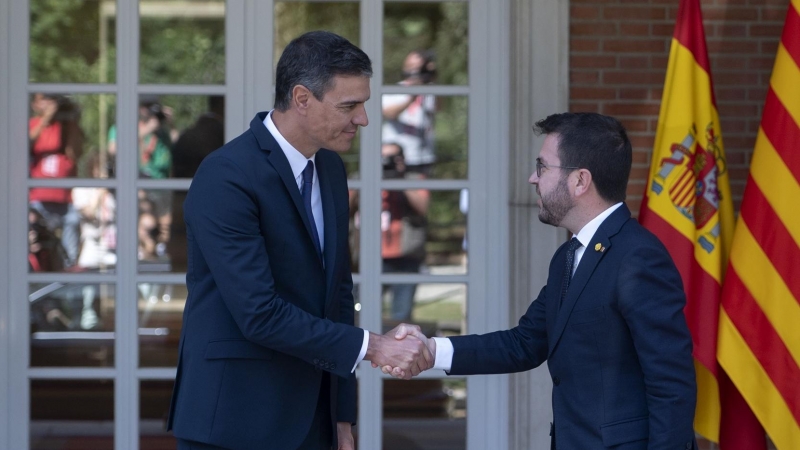 El presidente del Gobierno, Pedro Sánchez (i), y el de la Generalitat, Pere Aragonés, a su llegada a una reunión, en La Moncloa, a 15 de julio de 2022