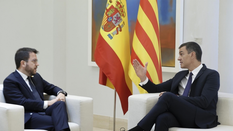 El presidente del Gobierno, Pedro Sánchez (d), mantiene un encuentro con el presidente de la Generalitat de Cataluña, Pere Aragonès, este viernes en el Palacio de la Moncloa.