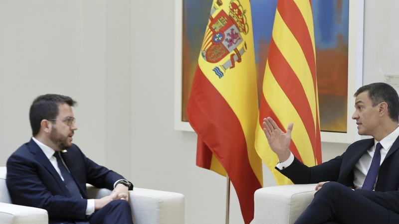 El presidente del Gobierno, Pedro Sánchez (d), mantiene un encuentro con el presidente de la Generalitat de Cataluña, Pere Aragonès, este viernes en el Palacio de la Moncloa.