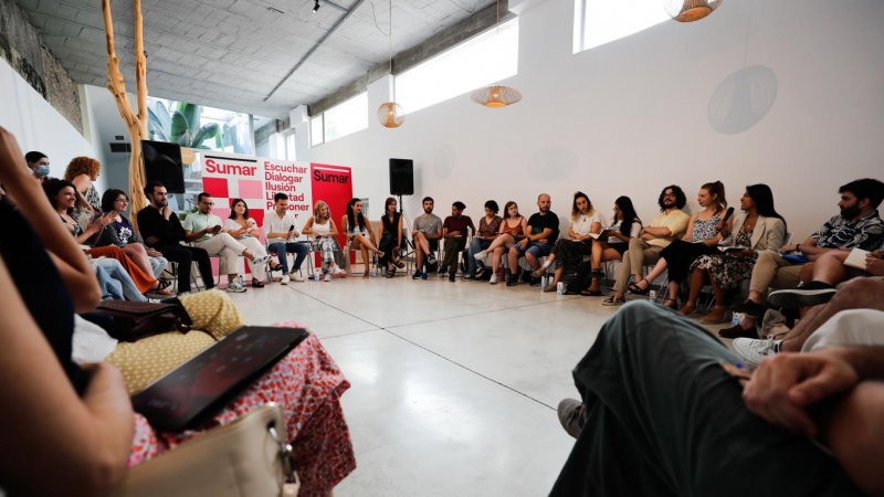 La vicepresidenta segunda del Gobierno y ministra del Trabajo, Yolanda Díaz, se reúne con jóvenes activistas contra la crisis climática en el primer acto de escucha de Sumar celebrado este viernes en Madrid este viernes.