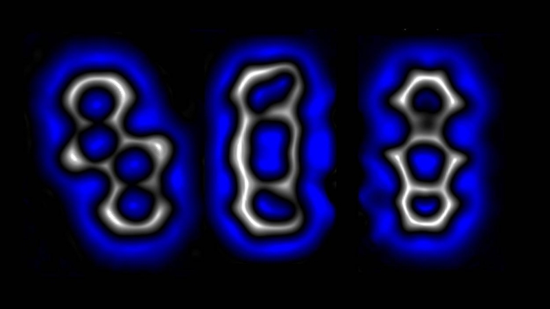 Imágenes de moléculas individuales captadas por microscopía de fuerza atómica de alta resolución. La estructura molecular del centro puede transformarse de forma selectiva y reversible en la estructura de la derecha o de la izquierda, mediante pulsos de v
