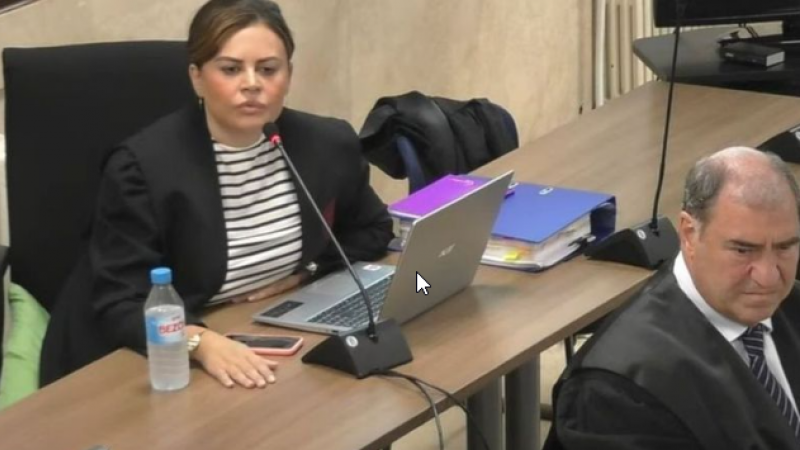 La abogada Teresa Bueyes, durante una sesión esta semana del juicio por una pieza separada del 'caso Cursach', detrás del fiscal Juan Carrau