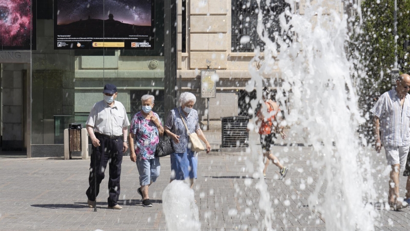 Un grupo de personas caminan este viernes por Teruel pese a las altas temperaturas, la ciudad aragonesa se encuentra en alerta amarilla debido a la ola de calor que sacude a España.