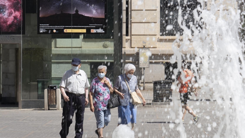 Un grupo de personas caminan este viernes por Teruel pese a las altas temperaturas, la ciudad aragonesa se encuentra en alerta amarilla debido a la ola de calor que sacude a España.