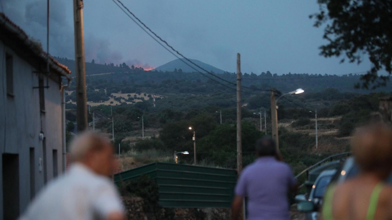 Uno de los focos del incendio de Monsagro avanza sin control por la Sierra del Guindo y las llamas se ven desde el pueblo de Serradilla del Arroyo (Salamanca).