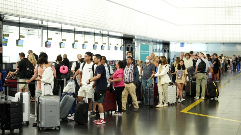 15/07/2022. Aspecto de la Terminal 2 del Aeropuerto Josep Tarradellas Barcelona El Prat este viernes por las huelgas de los tripulantes de cabina de Ryanair e EsayJet, a 15 de julio de 2022.