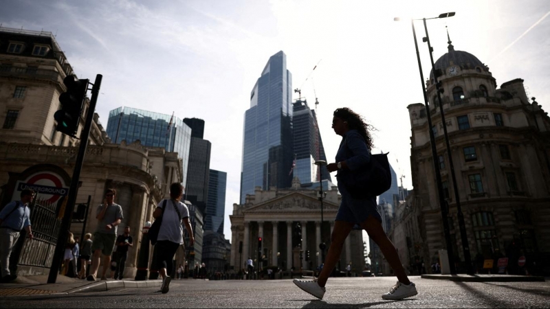 (17/6/2022) Gente camina por el distrito financiero de Londres durante una ola de calor, a 17 de junio de 2022.