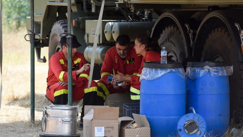 Bomberos participantes en la extinción del incendio en la comarca de Las Hurdes descansan, a 14 de julio de 2022, en Cáceres, Extremadura, (España).