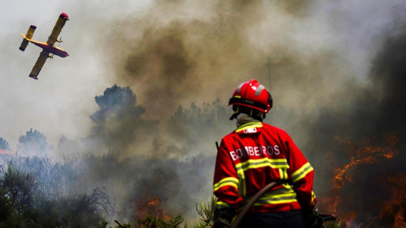 Un bombero combate las llamas que rodean el pueblo de Ancede durante un incendio forestal en el municipio de Baiao, al norte de Portugal, el 15 de julio de 2022.