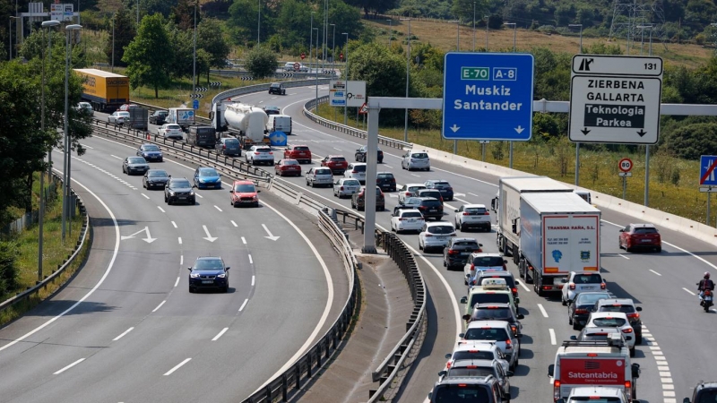 Tráfico denso en la A-8 sentido Cantabria en la Operación Salida de julio.- EFE