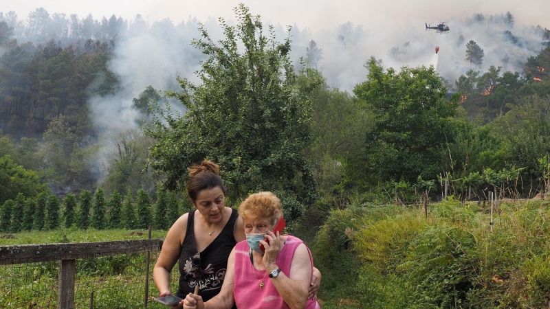 Vista del incendio en Folgoso do Courel, Lugo, este viernes. El calor extremo seguido de tormentas, confluyeron en las últimas horas para que en la madrugada de este viernes se desatase una ola de incendios en Galicia, muchos de ellos en la provincia de L