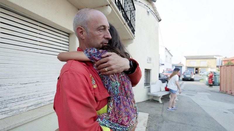 Un miembro de la Unidad Militar de Emergencias sostiene una niña en brazos este viernes en Morasverdes (Salamanca).