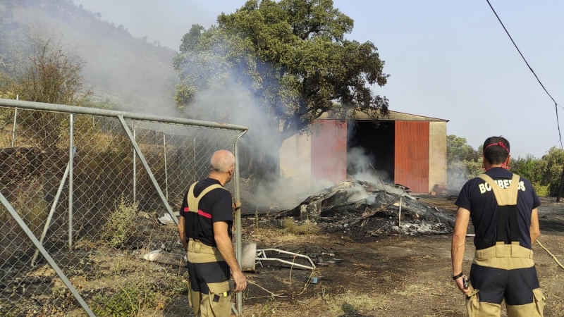 Vista de los equipos que están trabajando en el incendio de Casas de Miravete, localidad que ha tenido que ser desalojada esta noche, y que evoluciona de forma 'no favorable', según ha informado este viernes la Junta de Extremadura. La localidad de Casas