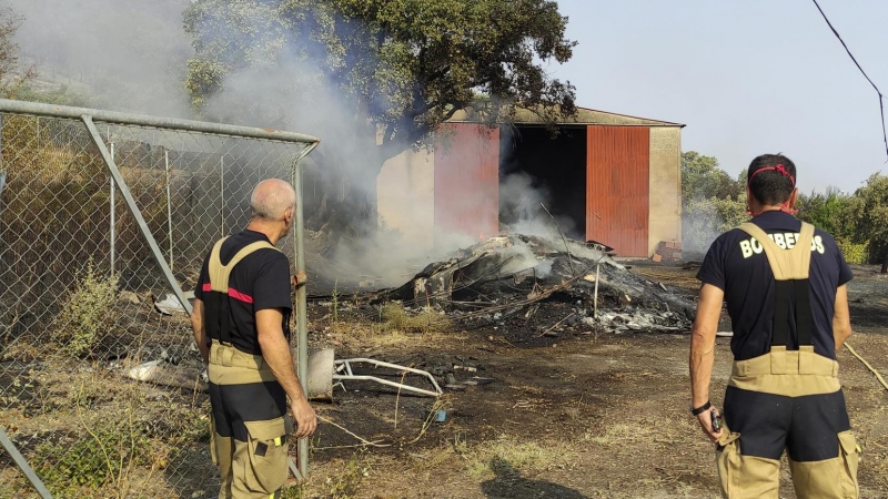 Vista de los equipos que están trabajando en el incendio de Casas de Miravete, localidad que ha tenido que ser desalojada esta noche, y que evoluciona de forma 'no favorable', según ha informado este viernes la Junta de Extremadura. La localidad de Casas