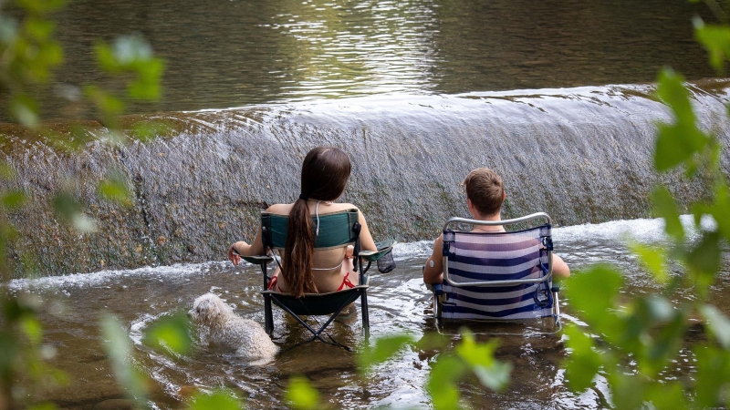 Unos jóvenes se refrescan en el río Iregua a su paso por Logroño, las temperaturas máximas se mantendrán en La Rioja en 41 grados hasta el próximo lunes, 18 de julio, cuando se prevé que finalice esta ola de calor.