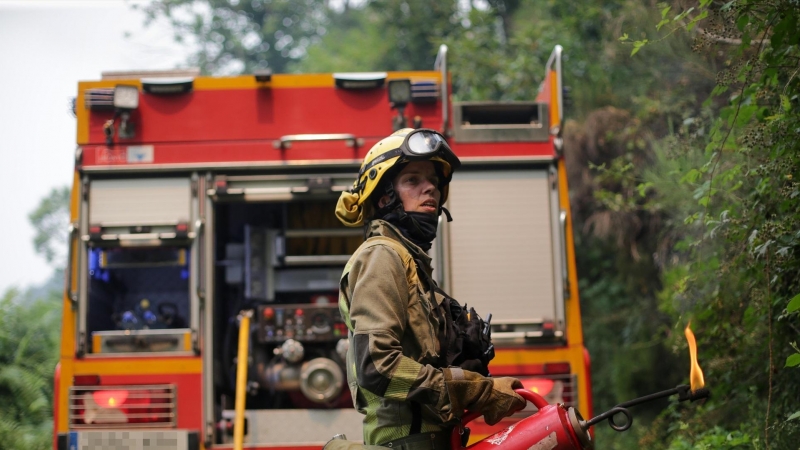 Agente de las Brigadas de Refuerzo en Incendios Forestales (BRIF) realiza labores de extinción durante un incendio, a 15 de julio de 2022, en Samos, Lugo, Galicia