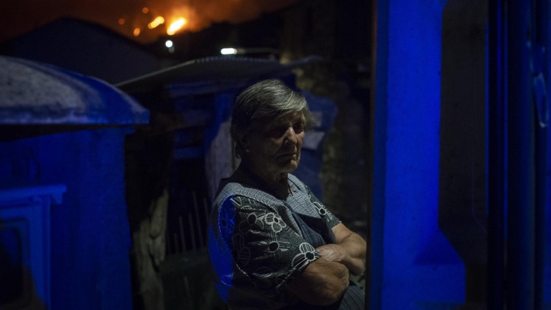 Una vecina del pueblo de Candeda (Carballeda de Valdeorras), preocupada ante el avance de las llamas
