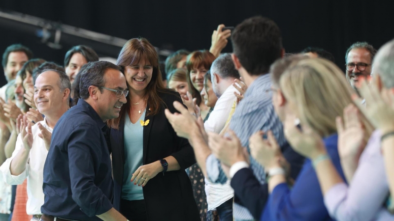 El secretario general de JxCat, Jordi Turull (i), el exconseller de Territorio Josep Rull (2i) y la presidenta del partido, Laura Borràs (3i), durante la segunda jornada del congreso de la formación política este domingo en L'Hospitalet de Llobregat.