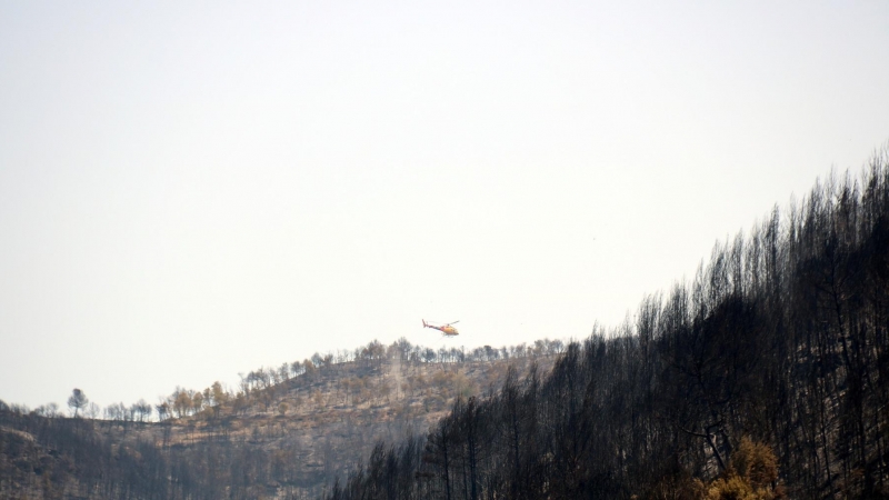 L'helicòpter remulla la zona cremada al Pont de Vilomara i Rocafort, al Bages.