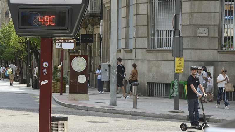 18/07/2022. Un termómetro marca 49 grados centígrados en la calle Concejo, durante la segunda ola de calor de verano en España, a 14 de julio de 2022, en Ourense, Galicia.