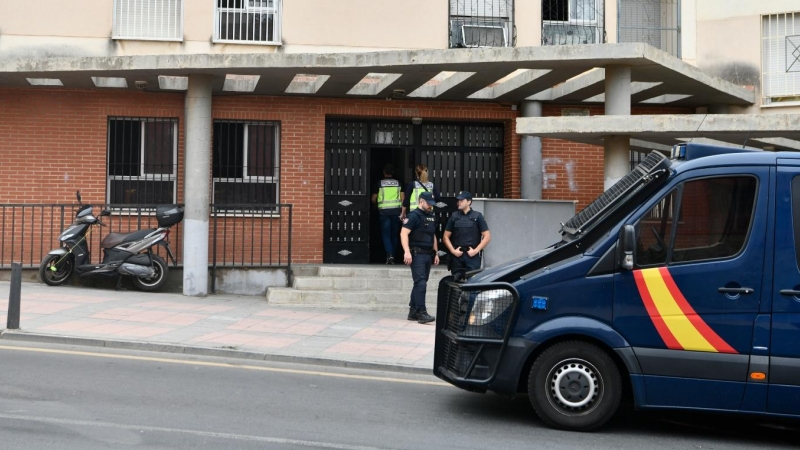 (7/7/22) Varios agentes de Policía Nacional en la puerta de una vivienda donde se ha realizado un registro policial, a 7 de julio de 2022, en Ceuta (Archivo).