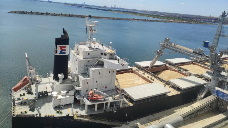 Vista de un barco de cereales durante el proceso de carga en la terminal de la operadora Comvex del puerto de Constanza en Rumanía el pasado jueves 14 de julio de 2022.