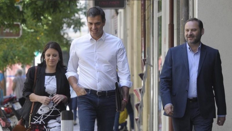 El presidente del Gobierno y secretario general del PSOE, Pedro Sánchez, junto a Adriana Lastra y José Luis Ábalos, en mayo de 2017 tras ganar las primarias.