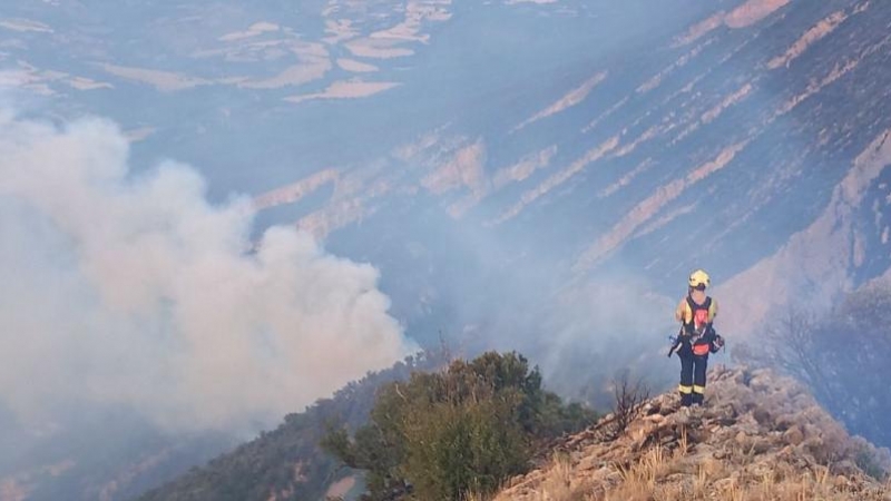 Un bomber observa un foc al Montsec, a Àger.