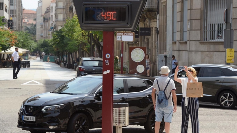 14/7/22) Un termómetro marca 49 grados centígrados en la calle Concejo, durante la segunda ola de calor de verano a 14 de julio de 2022, en Ourense.