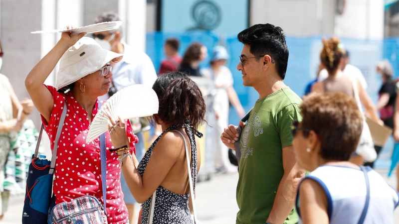 14/07/2022-Varias personas portan abanicos para refrescarse durante la ola de calor en Madrid el jueves 14 de julio