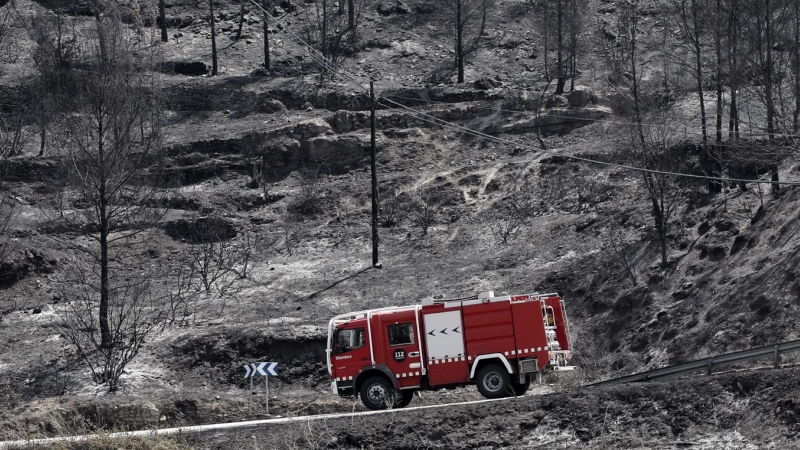(18/7/22) Un camión de bomberos circula por una zona arrasada por las llamas en la población de El Pont de Vilomara, en la comarca del Bages, este lunes, en donde sigue el incendio sigue activo tras haber quemado ya más de 1.650 hectáreas.