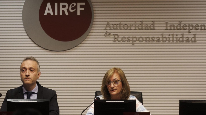 La presidenta de AIReF, Cristina Herrero, y el director de la División de Evaluación del Gasto Público de la AIReF, José María Casado, durante la rueda de prensa para presentar su primera opinión sobre el ingreso mínimo vital