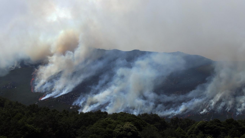 (18/7/22) Imagen general del incendio en San Adrián del Valdueza (León).