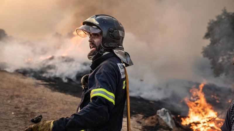 Un bombero trabaja en el incendio de Losacio, a 17 de julio de 2022, en Losacio, Zamora, Castilla y León (España).